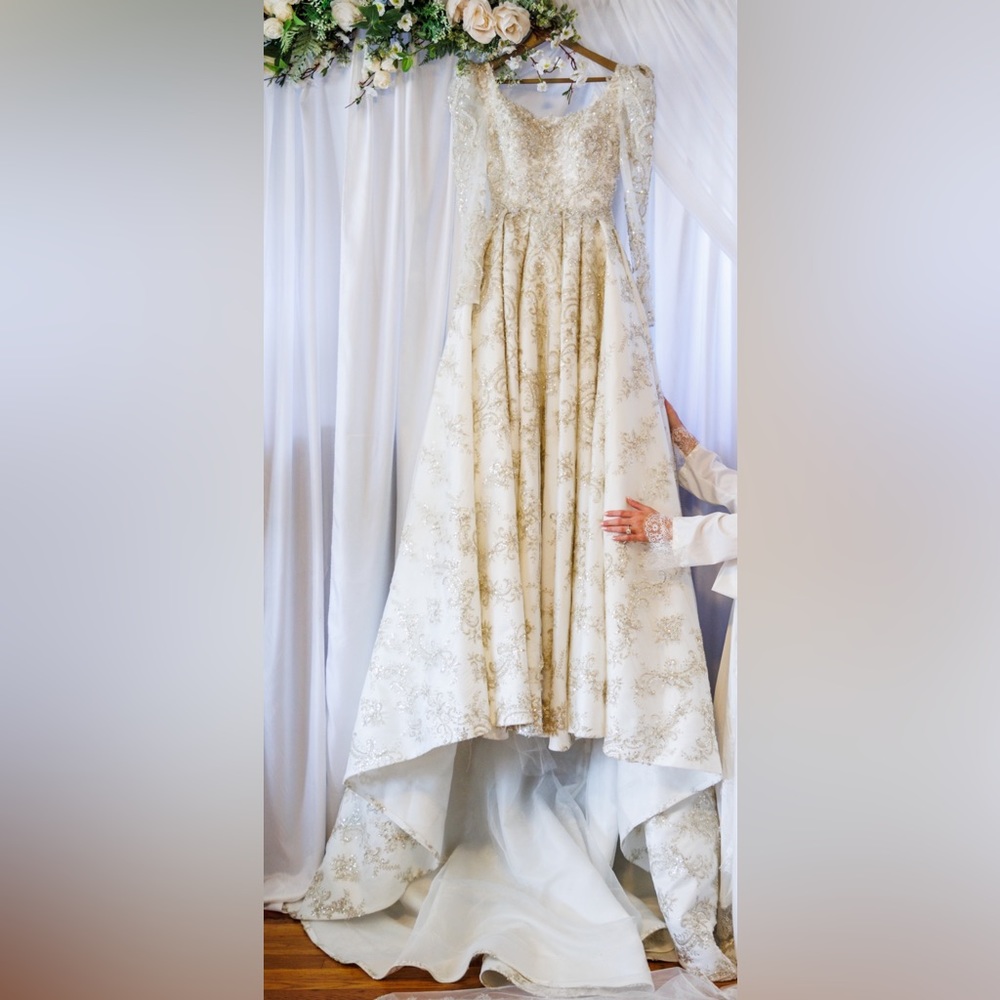 I am selling my wedding dress and veil all in great condition - Picture 2 of 5